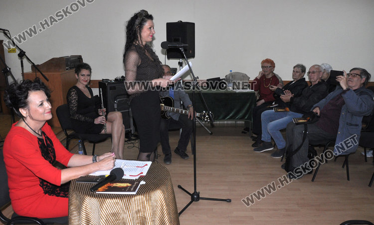 Мариана Ангелова представи дебютната си стихосбирка „Танц върху жарава”