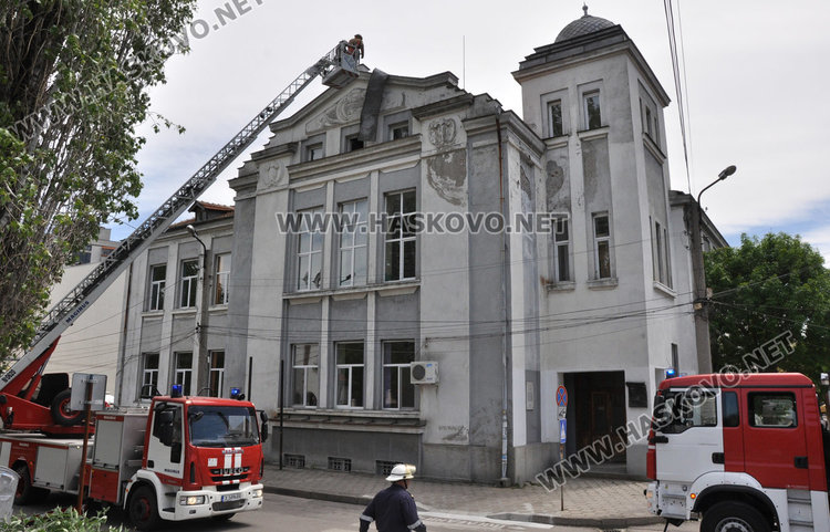 Премахнаха висяща ламарина от покрива на училище "Климент"
