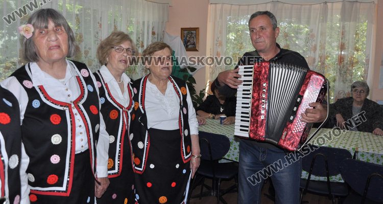 Конкурс за най-красиво яйце в „Ари” и поезия за великденските празници
