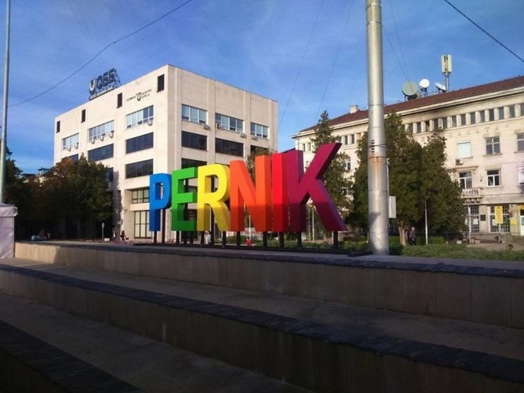 Роднина на зам.-кмет на Перник спечелил поръчка за 370 000 лв.