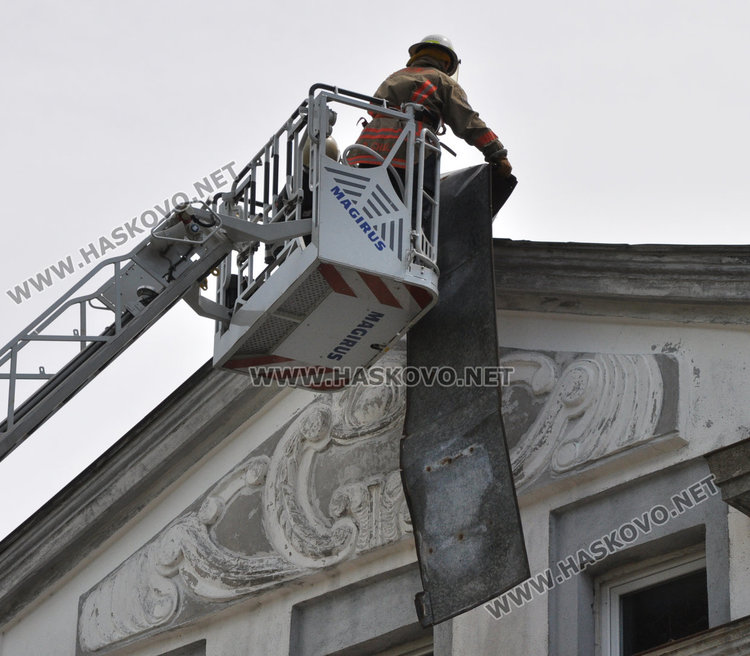 Премахнаха висяща ламарина от покрива на училище "Климент"