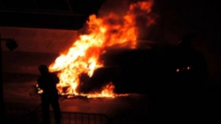 "Фолксваген"се запали по време на движение и изгоря за разклона за Дюлица