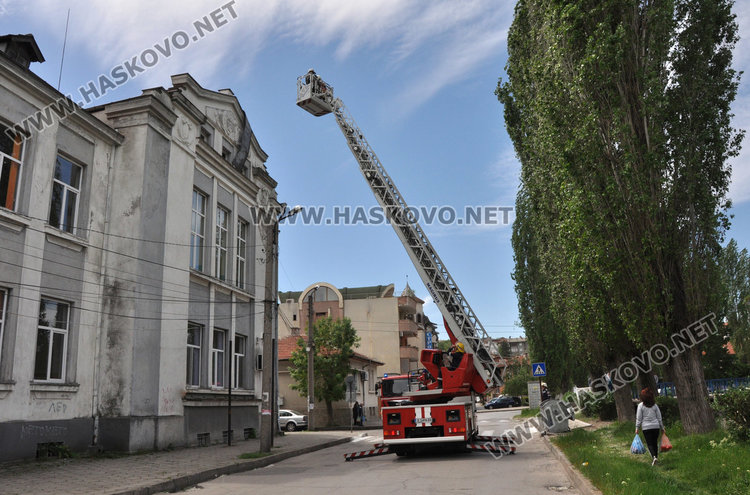 Премахнаха висяща ламарина от покрива на училище "Климент"