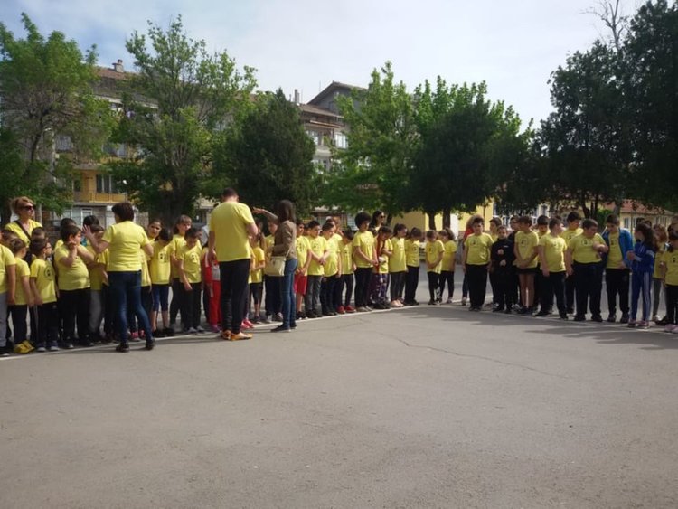 Тереза Маринова проведе час по физическо с децата от Началното училище