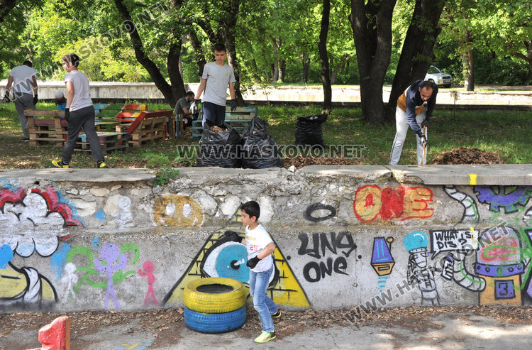Много младежи се включиха в почистването на езерото в Кенана