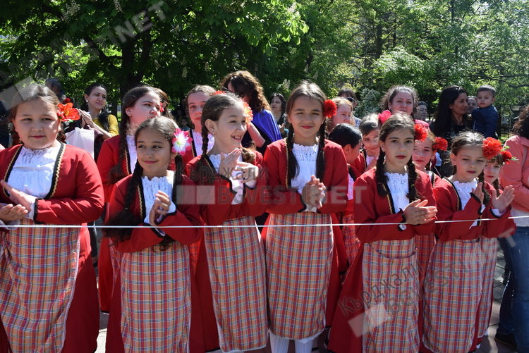 400 танцьори на надиграване в Кърджали за Деня на труда/снимки/