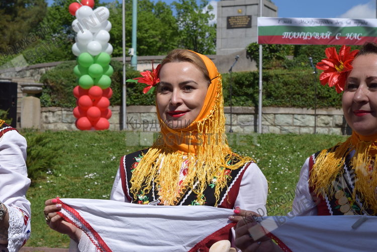 400 танцьори на надиграване в Кърджали за Деня на труда/снимки/