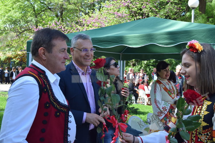 400 танцьори на надиграване в Кърджали за Деня на труда/снимки/