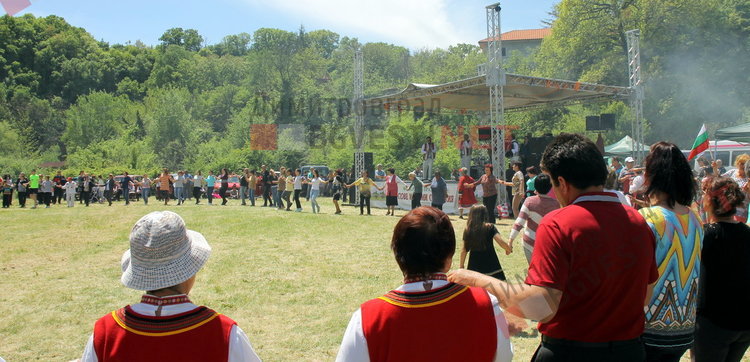 С огромни хорà, народна музика и скара-бира празнуваха до манастир „Св. Атанасий“