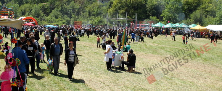 С огромни хорà, народна музика и скара-бира празнуваха до манастир „Св. Атанасий“