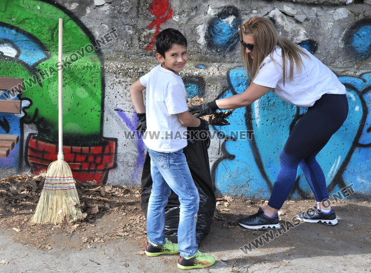 Много младежи се включиха в почистването на езерото в Кенана