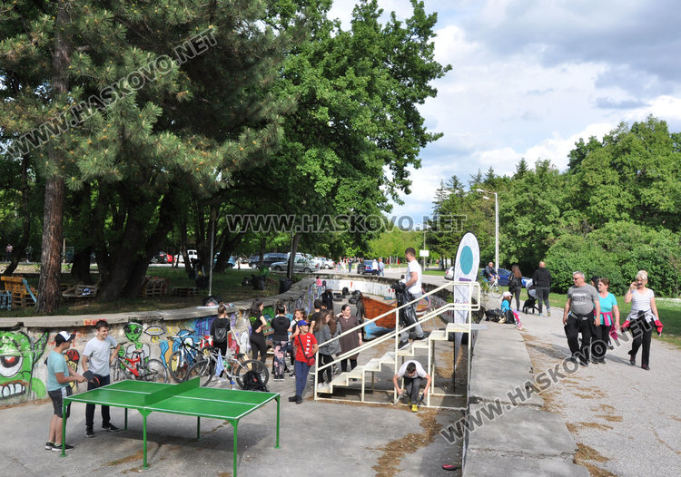 Много младежи се включиха в почистването на езерото в Кенана