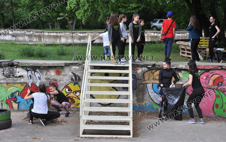 Много младежи се включиха в почистването на езерото в Кенана