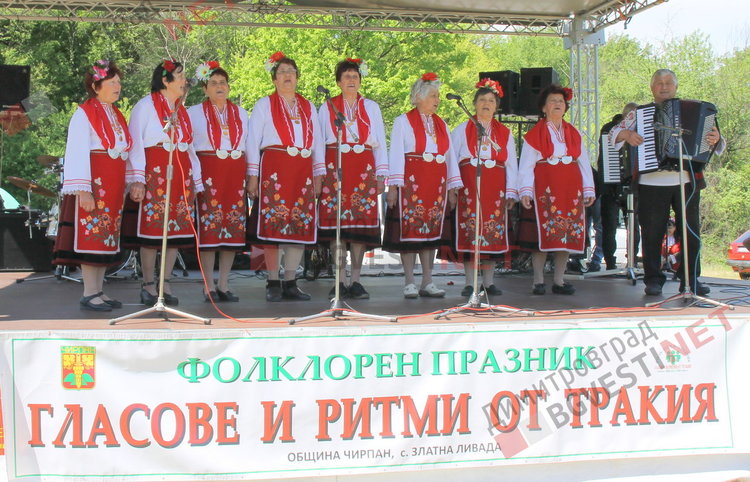 С огромни хорà, народна музика и скара-бира празнуваха до манастир „Св. Атанасий“