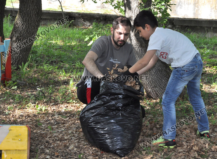 Много младежи се включиха в почистването на езерото в Кенана