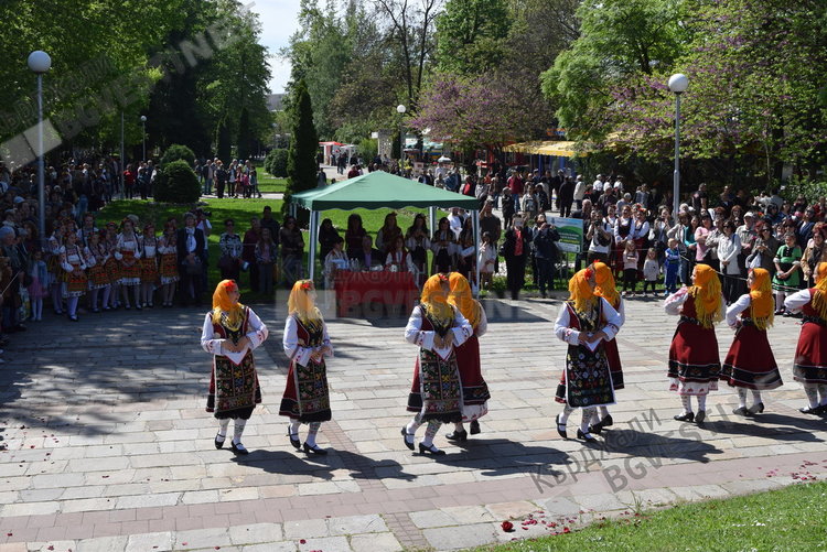 400 танцьори на надиграване в Кърджали за Деня на труда/снимки/