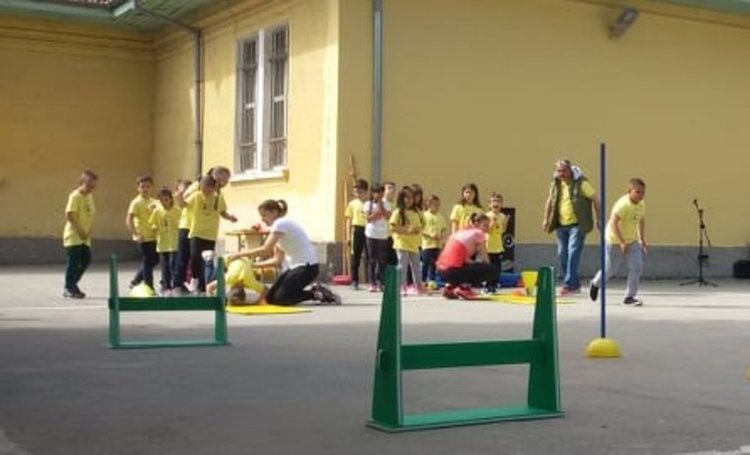 Тереза Маринова проведе час по физическо с децата от Началното училище