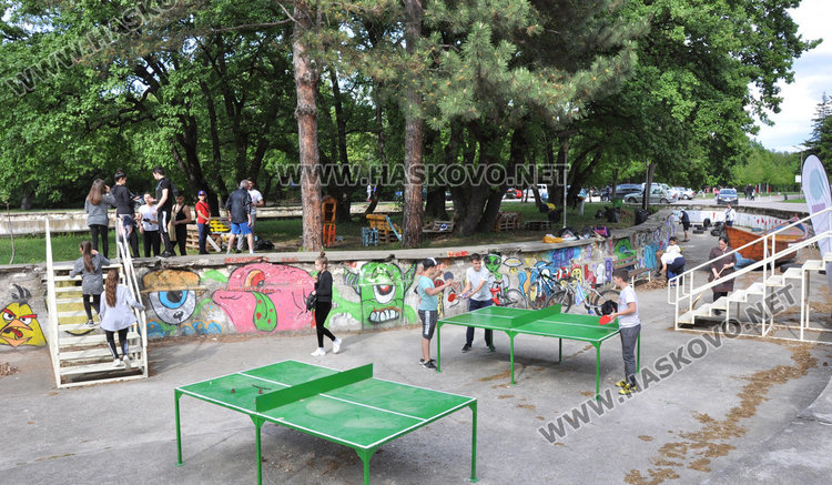 Много младежи се включиха в почистването на езерото в Кенана