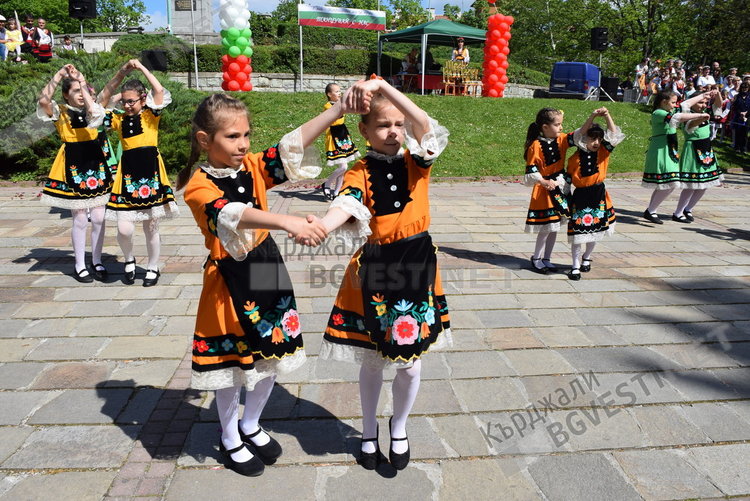 400 танцьори на надиграване в Кърджали за Деня на труда/снимки/