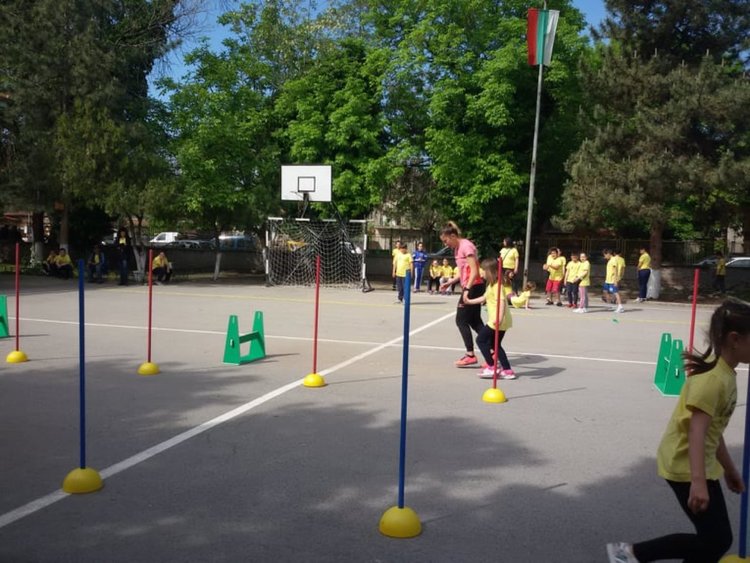 Тереза Маринова проведе час по физическо с децата от Началното училище