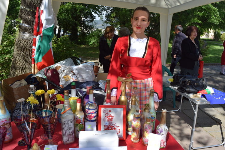 400 танцьори на надиграване в Кърджали за Деня на труда/снимки/