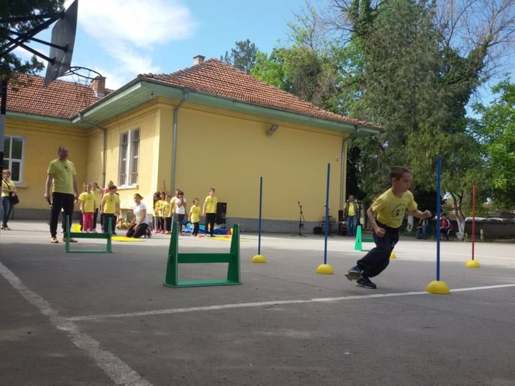 Тереза Маринова проведе час по физическо с децата от Началното училище