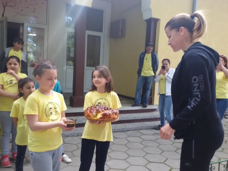 Тереза Маринова проведе час по физическо с децата от Началното училище