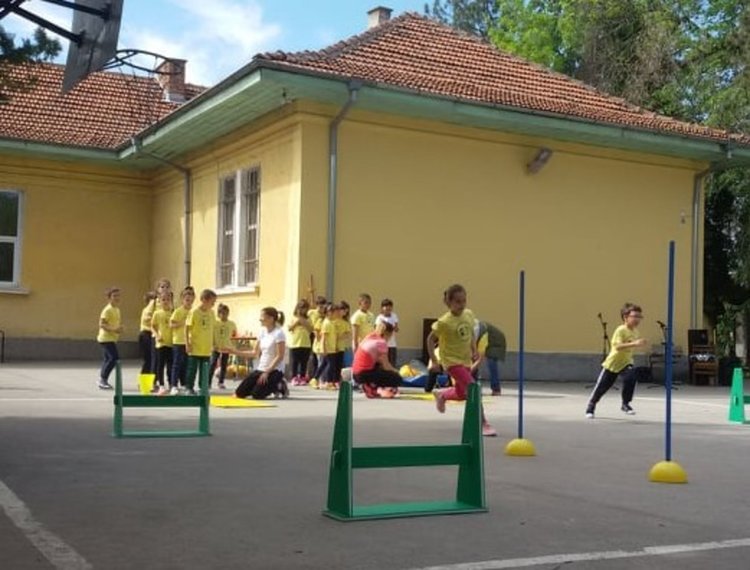 Тереза Маринова проведе час по физическо с децата от Началното училище