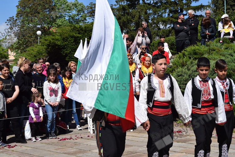 400 танцьори на надиграване в Кърджали за Деня на труда/снимки/