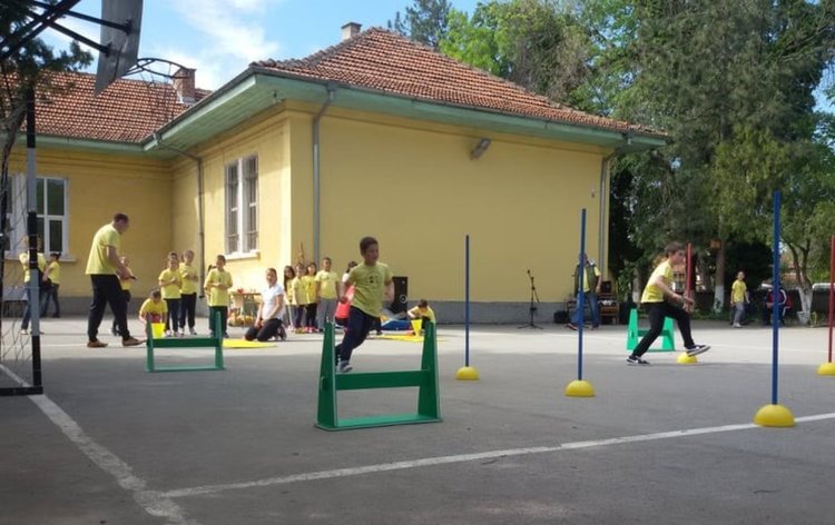 Тереза Маринова проведе час по физическо с децата от Началното училище