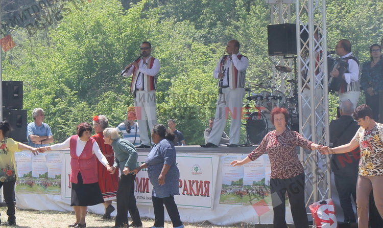 С огромни хорà, народна музика и скара-бира празнуваха до манастир „Св. Атанасий“