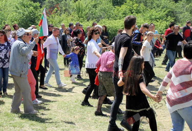 С огромни хорà, народна музика и скара-бира празнуваха до манастир „Св. Атанасий“
