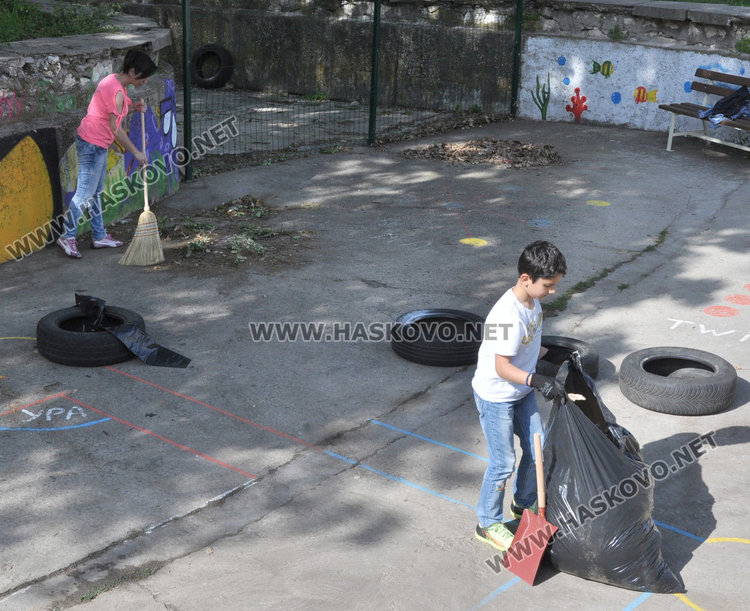Много младежи се включиха в почистването на езерото в Кенана