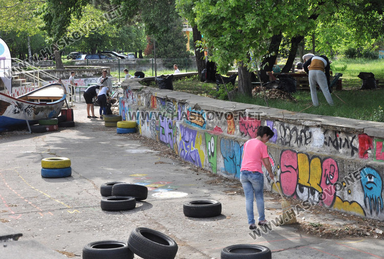 Много младежи се включиха в почистването на езерото в Кенана