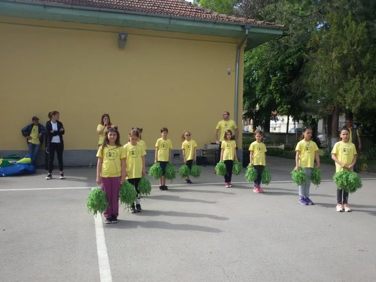 Тереза Маринова проведе час по физическо с децата от Началното училище