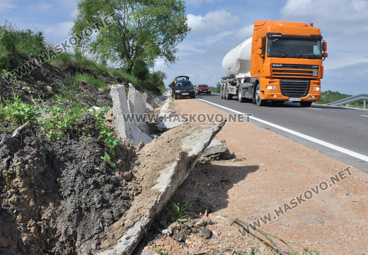 Дъждовна вода и наноси разбиха канавките край околовръстното на Хасково