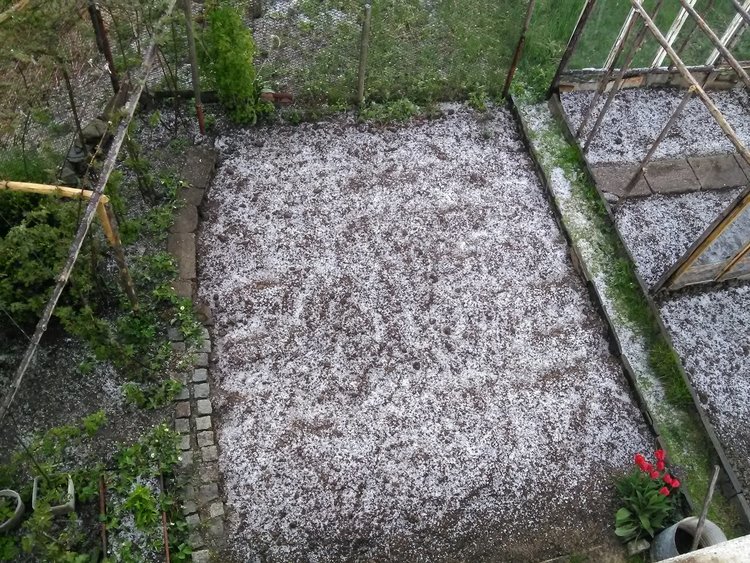 Градушка над Момчиловци на 1 май, снимка Добринка Ингилизова