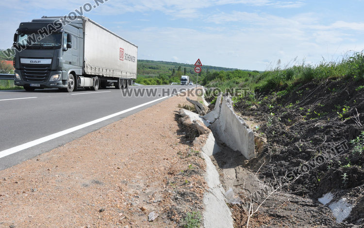 Дъждовна вода и наноси разбиха канавките край околовръстното на Хасково
