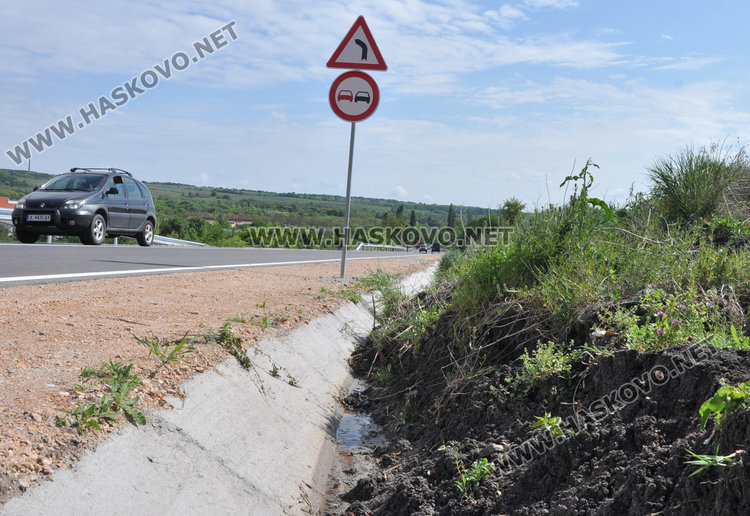 Дъждовна вода и наноси разбиха канавките край околовръстното на Хасково