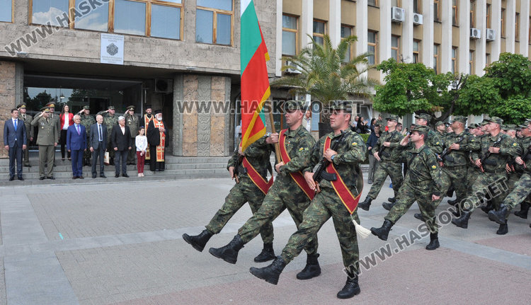 38-ият контингент за мисията в Афганистан тръгва с трибагреника и знамето на Хасково