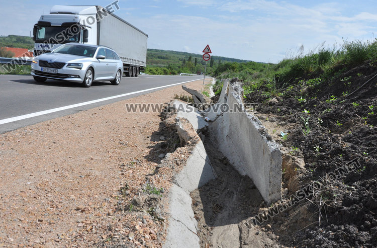 Дъждовна вода и наноси разбиха канавките край околовръстното на Хасково