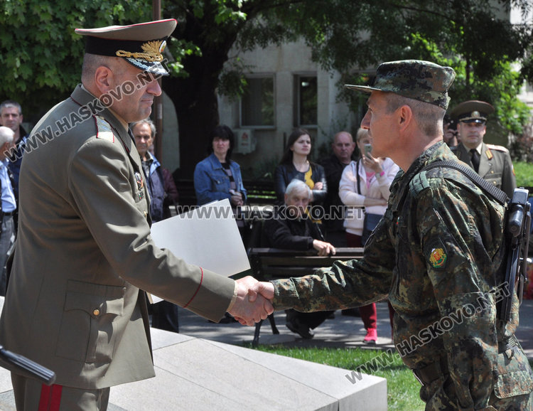 38-ият контингент за мисията в Афганистан тръгва с трибагреника и знамето на Хасково