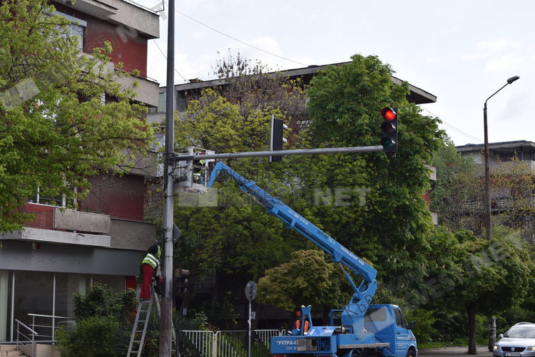 Боядисват стълбовете за осветление и за светофари в Кърджали, проблем са налепените некролози