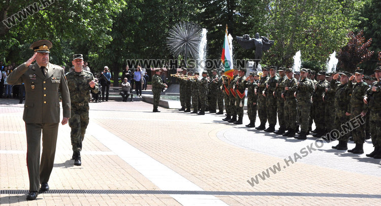 38-ият контингент за мисията в Афганистан тръгва с трибагреника и знамето на Хасково