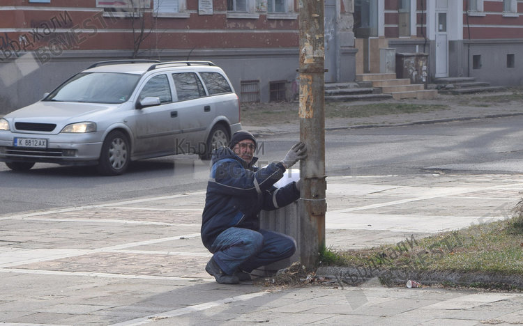 Боядисват стълбовете за осветление и за светофари в Кърджали, проблем са налепените некролози