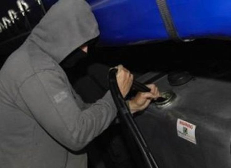 Трима апаши  свиват туба дизелово гориво, задържат ги