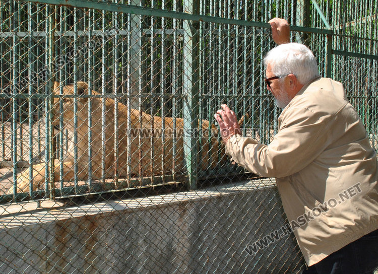 Валентин Ахтаров до лъвицата Петя