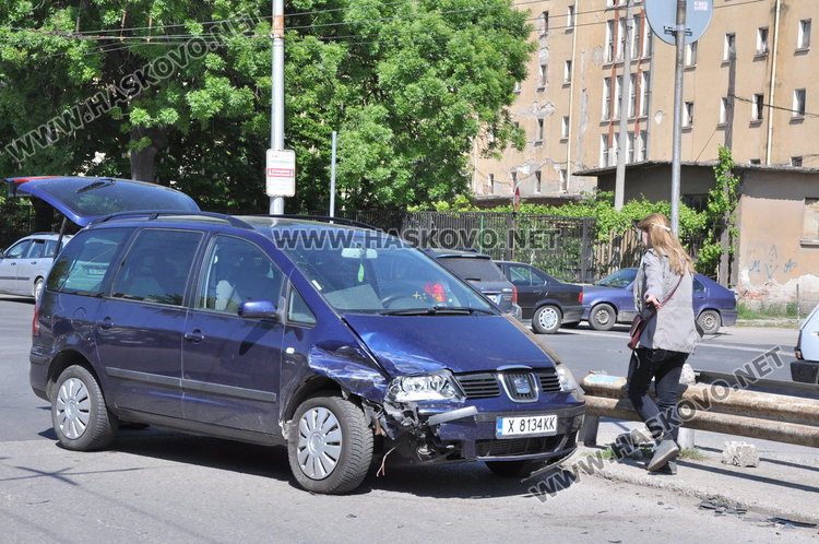 Хасковски Сеат и кърджалийско Пежо се удариха на бул "Съединение" 