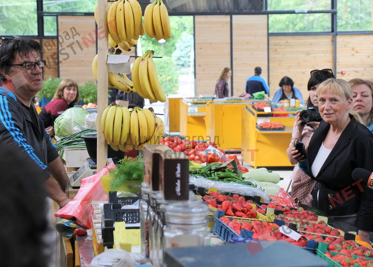Елена Йончева на пазара в Димитровград