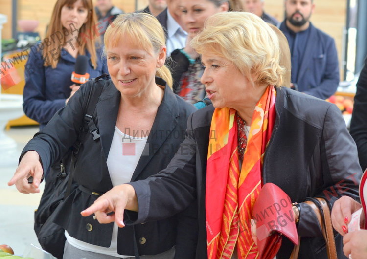 Елена Йончева и Емилия Масларова на пазара в Димитровград 